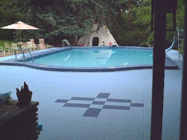 Outdoor pool area with Sportgrid deck tiles